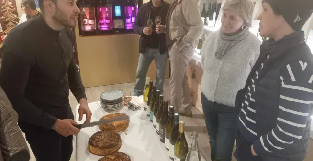 photo  le boulanger romain duval face à sandrine pairel (pull blanc) et maude cochonneau (le cochon zébré).   &copy;  le maine libre 