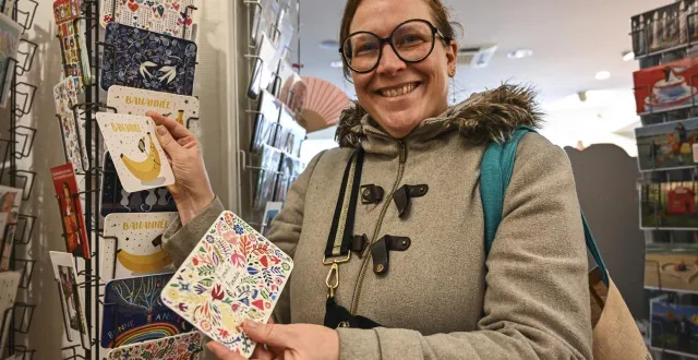 photo  élise prend soin de choisir sa carte qu’elle enverra à ses amis allemands : « je sais qu’ils vont la garder ».  &copy;  le maine libre - denis lambert 