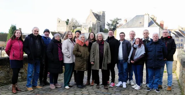 photo  les membres de la liste beaumont avec vous, menée par lea duval (9e à partir de la gauche).  &copy;  le maine libre 