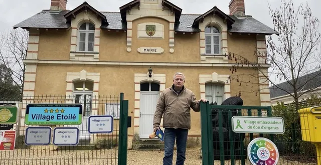photo  jean-christophe rouxel devant la mairie qu’il occupe depuis 2014.  &copy;  ouest-france 