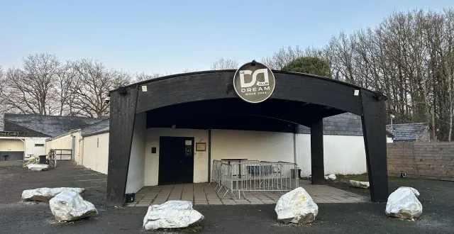photo  ce dimanche 11 janvier 2026, aucune trace du départ de feu est visible à l’extérieur du dream club.  &copy;  ouest-france 