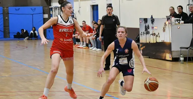 photo  coulaines (en bleu) s’est incliné à domicile contre avrillé lors de son dernier match de championnat.  &copy;  le maine libre 