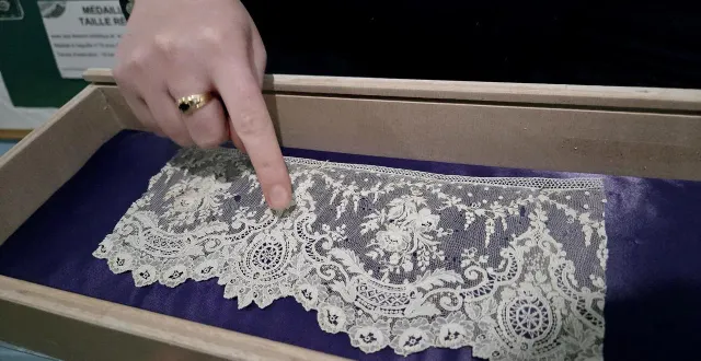 photo  la dentelle à l’aiguille est un savoir-faire d’alençon.  &copy;  nébia seri, ouest-france 