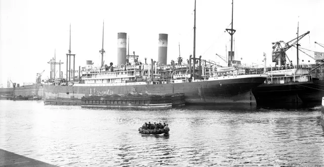 photo  « ma grande tante était partie de son village début 1920 pour rejoindre le havre et s’embarquer sur un transatlantique à destination de new york. » ici, le port normand en 1925.  &copy;  bridgeman images via afp 