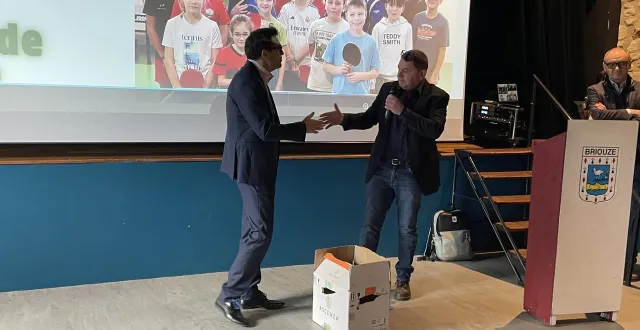 photo  le maire de briouze, dans l’orne, jacques fortis a offert une poule à guillaume julien, maire de saint-denis-sur-sarthon.  &copy;  ouest-france 