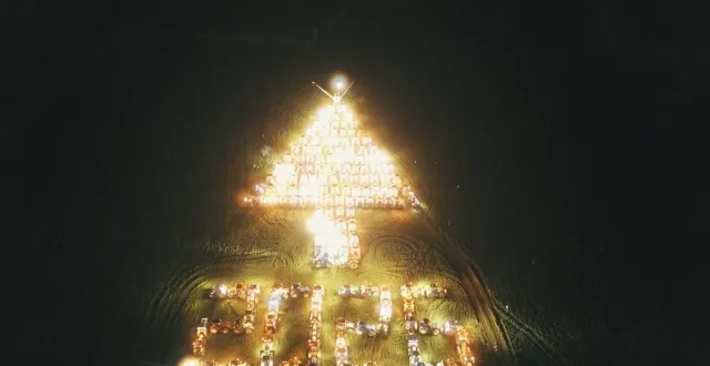 photo  lundi 29 décembre 2025, 200 tracteurs ont formé un immense sapin de noël, avec l’inscription 2026 en dessous, qui s’est ensuite muée en sos.  &copy;  fanch parathoën/paysan breton 