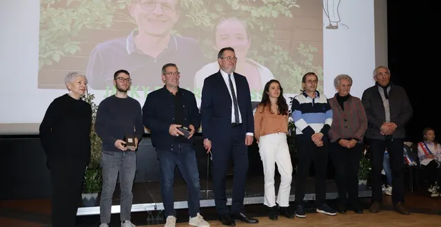 photo  des citoyens ont été mis à l’honneur par yves-marie hervé, maire de changé, et viviane benyakhou, maire adjointe en charge des animations et de la vie locale.  &copy;  ouest-france 