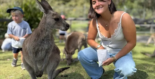 photo  victorine praizelin et son nouvel ami, à 17 000 km de parthenay.  &copy;  co 