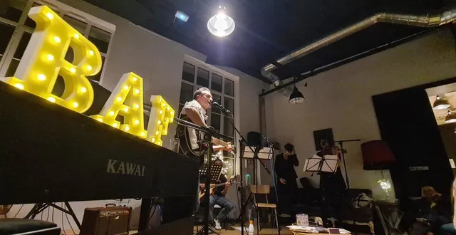 photo  quand la musique rencontre la poésie. l’auteur-compositeur interprète thouarsais hugo fablet et la brigade poétique originaire d’angers ont mis en poème des chansons.  &copy;  hugo fablet 