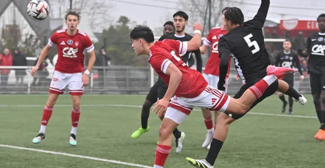 photo  lucas reynaud (au 1er plan) a marqué les deux buts brestois.  &copy;  loïc l’huillier 