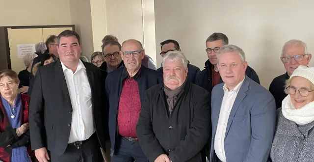 photo  les vœux de sai avec le maire jean-pierre leroux et son adjoint jean-pierre martin (au centre).  &copy;  ouest-france 