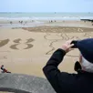 photo  juin 2024 à arromanches, une œuvre éphémère en soutien à l’inscription des plages du débarquement sur la liste du patrimoine mondial de l’unesco. 