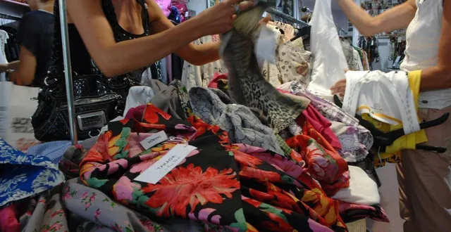 photo  des vêtements mais aussi des chaussures, des accessoires et du linge de maison seront proposés à la vente.  &copy;  illustration co 