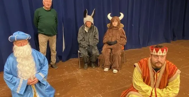 photo  joseph compostel (debout) incarne le théâtre à chauray. ici, lors des répétitions de la pièce « la pastorale des santons de provence » jouée fin décembre à chauray.    &copy;  co 