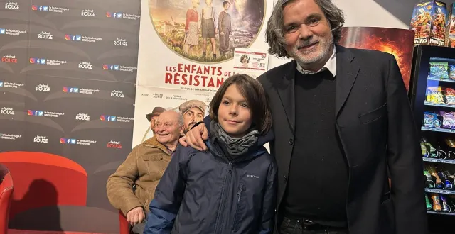 photo  bressuire, le fauteuil rouge, samedi 10 janvier. le réalisateur christophe barratier pose aux côtés de sacha, un jeune fan venu voir son film avec dix autres membres de sa famille.  &copy;  co - guillaume raineau 