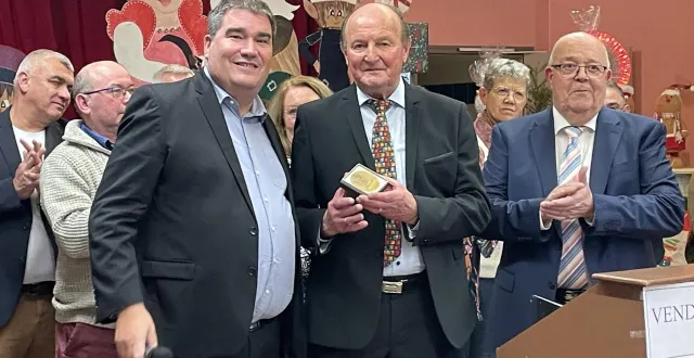 photo  lors des vœux de gacé, olivier bitz (à gauche) a remis la médaille du sénat à michel stimac (au centre), sur proposition du maire jean grimbert (à droite).  &copy;  ouest-france 