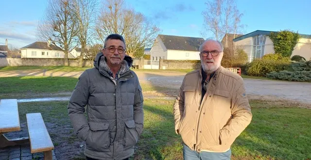 photo  jean-françois vaillant, maire délégué de thouarcé, en compagnie de jean-yves le bars, maire de bellevigne-en-layon, devant le parc du neufbourg, qui sera prochainement réaménagé.  &copy;  co 