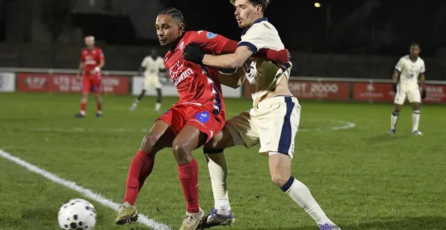 photo  dives cabourg, ici erwan koutele au duel avec le caennais tristan rozier, a remporté la bataille des mal classés, samedi 10 janvier.  &copy;  gérard piwtorak 