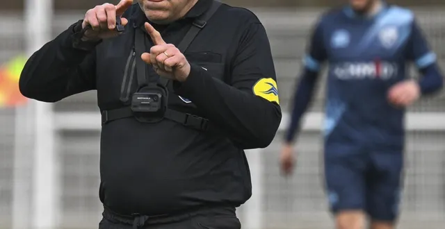 photo  eric chartrain est le premier arbitre sarthois à avoir expérimenté la caméra portative dans le département.  &copy;  le maine libre - denis lambert 
