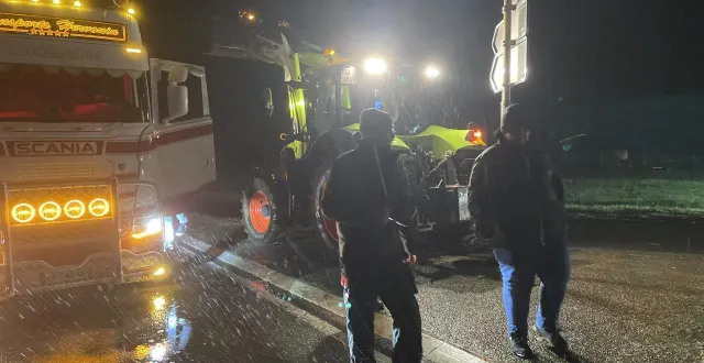 photo  une fois qu’ils ont constaté que le contenu d’un camion n’inclut pas de matières premières alimentaires non françaises, les agriculteurs le laissent repartir.  &copy;  le maine libre - louis gohin 