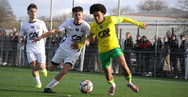 photo  le droff, robert et les jeunes du stade plabennecois ont bien résisté face aux nantais et dago.  &copy;  charles podeur / ouest-france 