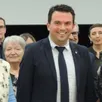 photo  les deux récipiendaires entourent le maire benoît cochet, lors de la remise de médailles. 