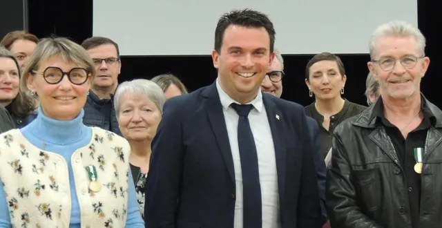 photo  les deux récipiendaires entourent le maire benoît cochet, lors de la remise de médailles.  &copy;  ouest-france 
