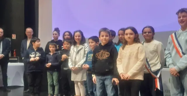 photo  le maire délégué claude guérin (à droite) a remis la médaille communale aux élus sortant du conseil municipal des enfants et aux nouveaux élus.  &copy;  ouest-france 