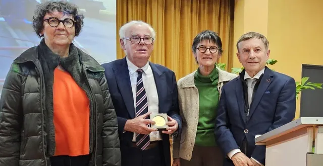photo  gérard lurçon (ici avec fabienne mauger, chantal jourdan et joaquim pueyo) a reçu la médaille de l’assemblée nationale.  &copy;  ouest-france 