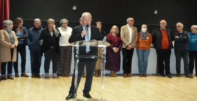 photo  le maire, dominique flament, évoque les actions menées lors de l’année passée, et notamment l’arrivée de deux médecins dans la commune après de nombreuses recherches.  &copy;  ouest-france 