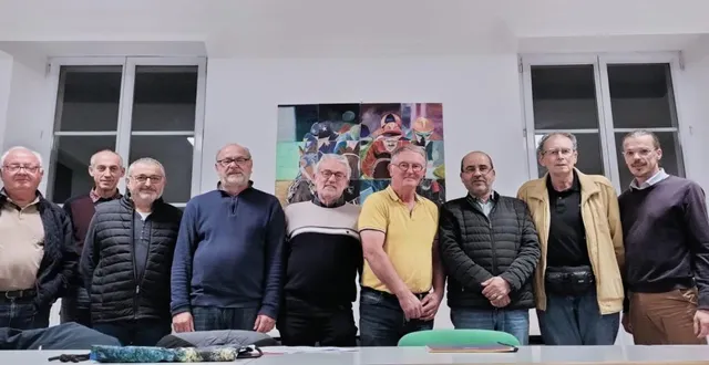 photo  une partie des membres du repair café de beaucouzé.  &copy;  co 