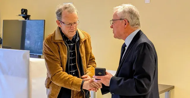 photo  arrivé au centre hospitalier paul-chapron en 1984, le docteur jean-françois londe s’est vu remettre la médaille de la ville.  &copy;  le maine libre 