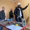 photo  au chantier école de saumur, julien, jean-maurice et djaffar découvrent les différents métiers du bâtiment. 