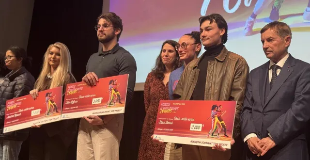 photo  andréa ripault, tom lefrou et eliaz barré ont reçu, chacun, un chèque de 3 000 € du fonds d’initiative jeunes.  &copy;  ouest-france 