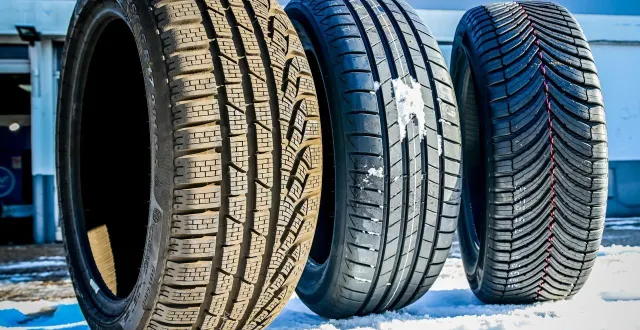 photo  un pneu hiver, un pneu été et un pneu 4 saisons.  &copy;  le maine libre - yvon loué 