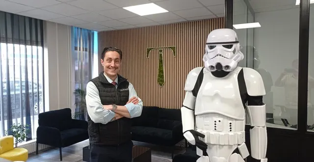 photo  camille cossa, président de trooper aux côtés d’un stormtrooper de star wars, symbole de son combat pour ses clients.  &copy;  ouest-france 
