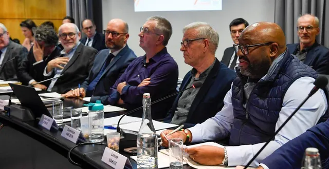 photo  au conseil communautaire d’alm, on reconnaît ici les maires dont les communes seront impactées par le centre pénitentiaire : lamine naham (trélazé), dominique bréjeon (saint-barthélemy), jean-charles prono (loire-authion).  &copy;  archives co - laurent combet 