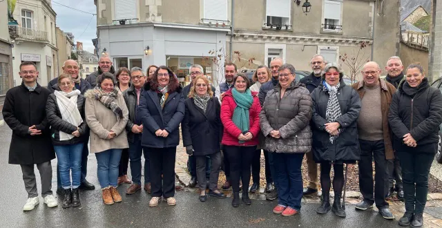 photo  les membres de la liste « bâtir ensemble notre avenir » ce samedi 10 janvier 2026 au lude.  &copy;  le maine libre – louis gohin 