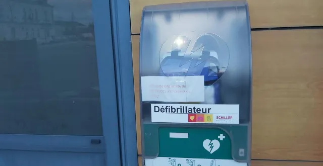 photo  défibrillateur en centre-ville près du crédit mutuel.  &copy;  le maine libre 
