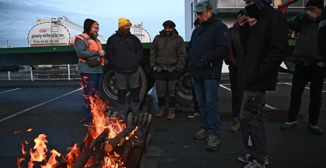 photo  les manifestants devant le dépôt pétrolier de la rochelle.  &copy;  afp - chirstophe arcambault 