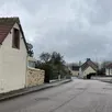 photo  c'est dans le muret de cette maison de la rue jean-monnet à mortagne-au-perche que la voiture de la septuagénaire a terminé sa course. 