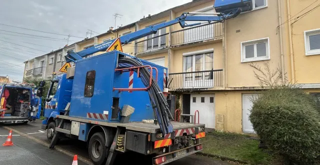 photo  le mans, lundi 12 janvier 2026. trois agents d’enedis sont intervenus sur place alors que les habitants de la rue se sont retrouvés sans électricité.  &copy;  le maine libre 
