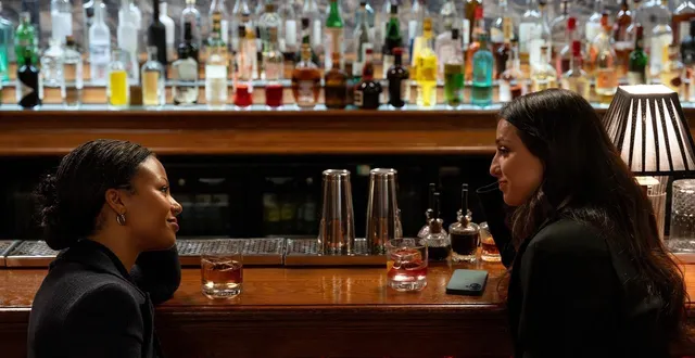 photo  myha’la (harper) et marisa abela (yasmin) dans la saison 4 de « industry » sur hbo max.  &copy;  simon ridgway/hbo 