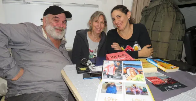 photo  pierre, fasca et fiona lauriol ont fait une halte à sainte-anne-d’auray pour sensibiliser et lutter contre l’isolement des aînés. tour de france. à suivre sur facebook : 101 ans mémé part en vadrouille.  &copy;  ouest-france 