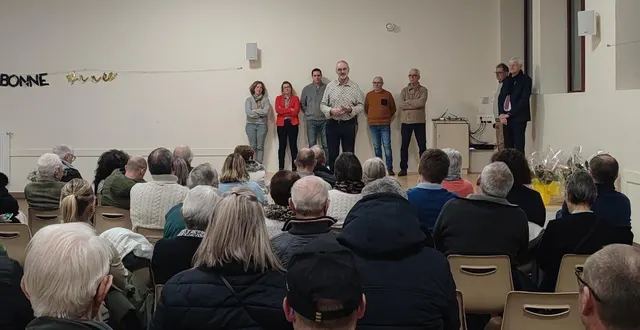 photo  le maire, au premier rang, et les conseillers municipaux, ont accueilli les habitants venus nombreux.  &copy;  ouest-france 