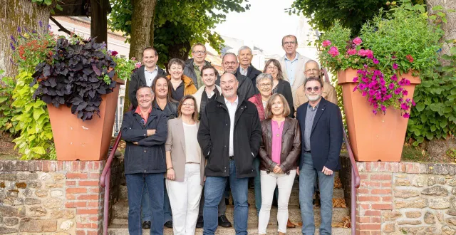 photo  1er rang, de gauche à droite : christophe schreiber, sandrine libercier, marc salmon, marie-laure denis, sébastien halluin. 2e rang : marion coupe, nicolas puechavy, marie-chantal genin. 3e rang : sandrine chevallier, eddy laproye, sandrine esnaux-desjardins, jean-yves taupin. 4e rang : régis chevalier, hugo clavreul, michel hubert, denis bouvry.  &copy;  joséphine neuville 