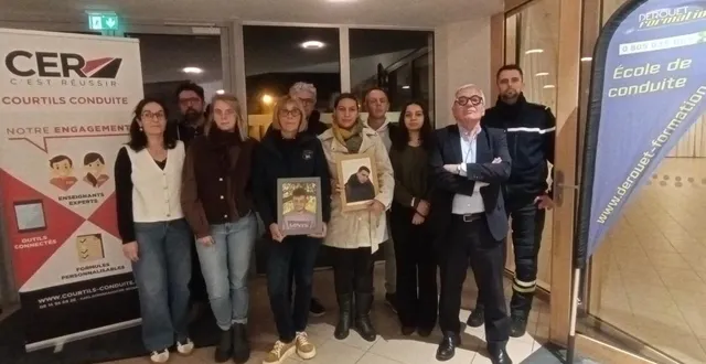 photo  murielle poiron (auto-école derouet formation), gaël godineau (auto-école cer courtils), chloé durand, christophe durand, lawrence durand, mme verger, régis verger, alissa verger, gendarme à chemillé et alain fouquet, avocat, lors de la soirée sécurité routière vendredi 9 janvier à la salle leclerc de vihiers.  &copy;  co 