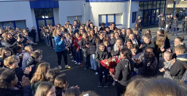 photo  elisabeth gaillard lors de son dernier jour au collège, le 19 décembre. la vidéo de cette émouvante sortie a été publiée le 9 janvier.  &copy;  les-saints-anges 