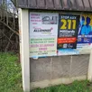 photo  une affiche de la liste faisons allonnes ensemble collée sur un emplacement non-autorisé. 
