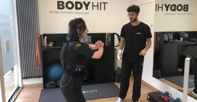 photo  virginie bourgerie s’entraîne lors d’une séance de body hit, rue couthardy, au mans (sarthe), sur les conseils du coach.  &copy;  ouest-france 
